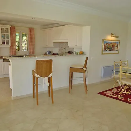 Sainte-maxime Sleeps 8 Holiday home *